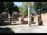 07996 ostia - regio v - insula ii - domus del protiro (v,ii,4-5) - blick aus raum (13 - f) in ri raum (32 - e).jpg